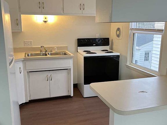 3rd image of 1095 Gillingham Rd APT D