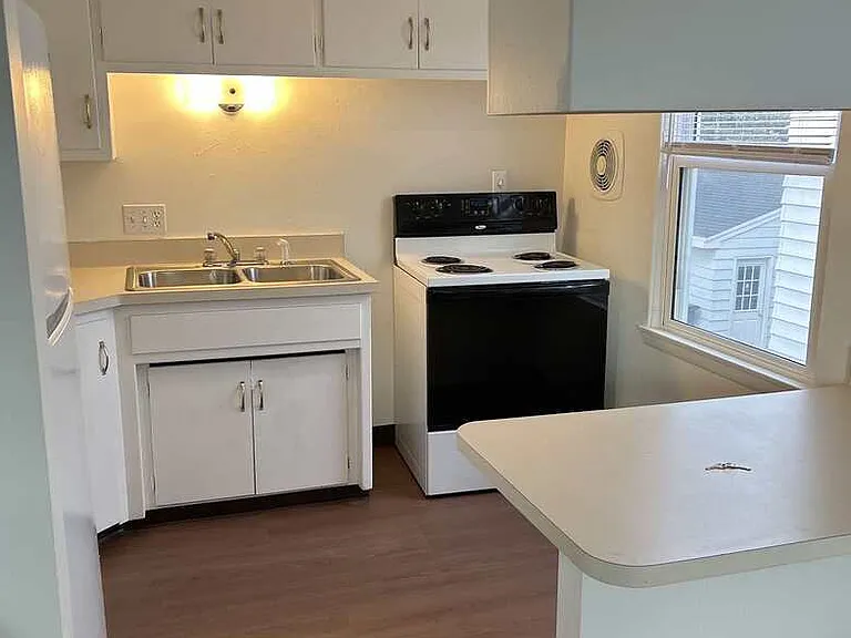 1095 Gillingham Rd #D — Photo 3