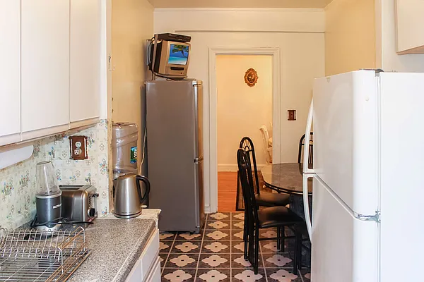 Sold by Thomas Lipovetsky, LREB | media 14