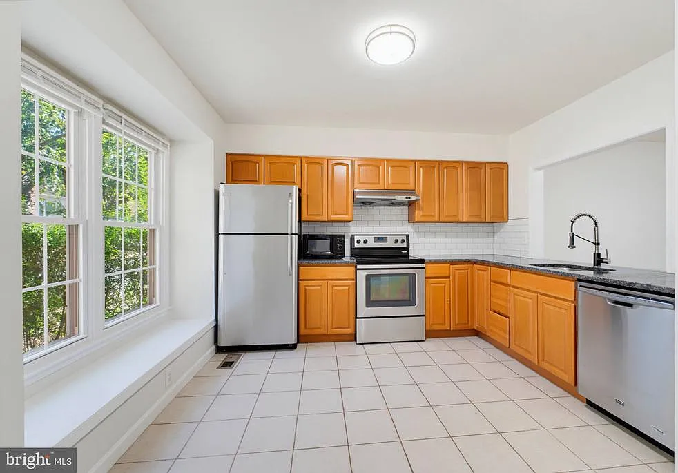3 bed, 4.0 bath, 1320 sqft, $2,850 — Photo 3