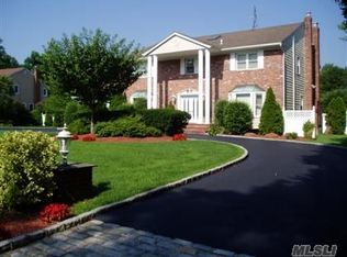 18 Sleepy Ln, Melville, NY 11747