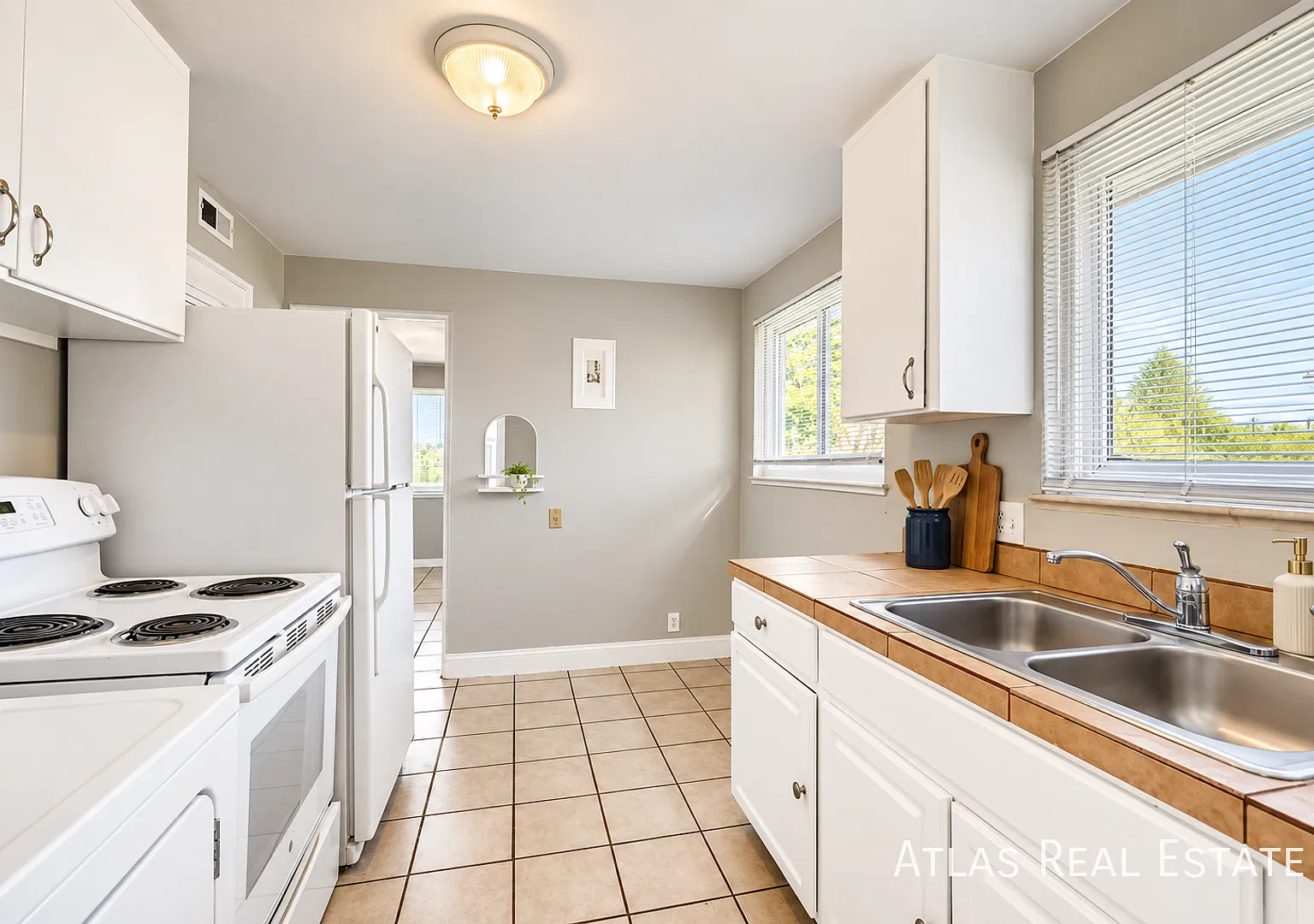 One Month Free Ground-Level 1 Bedroom With In-Unit Laundry & Covered Parking! — Photo 4
