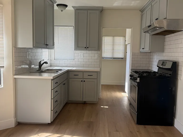 323 W I St — Photo 2