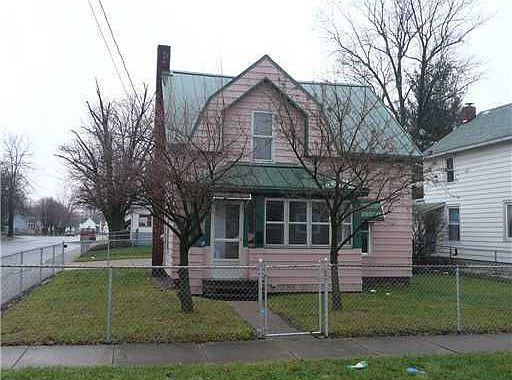 1st image of 823 E Lawrence St