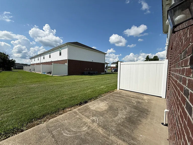 225 Moss View St — Photo 8