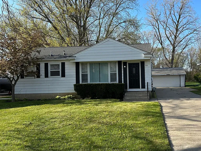 921 Vanderpool Dr — Photo 1
