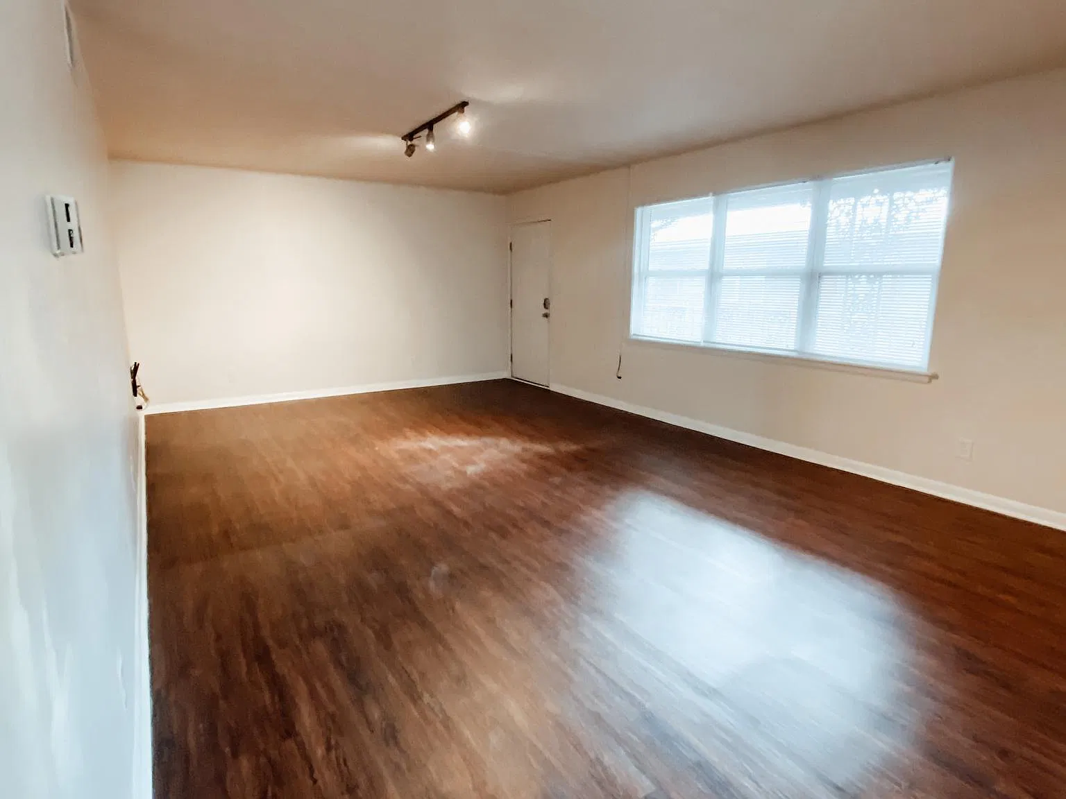 936 W Walnut St — Photo 2