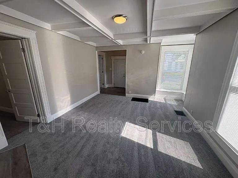 413 W Franklin St — Photo 13