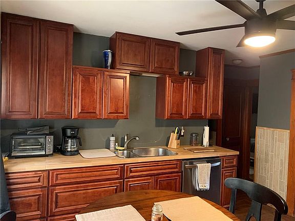 kitchen does not show new backsplash