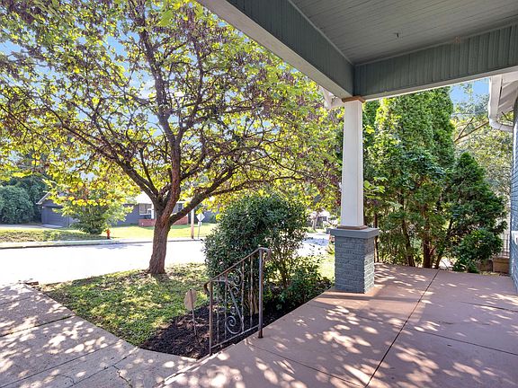 3rd image of 2203 Lindell Ave