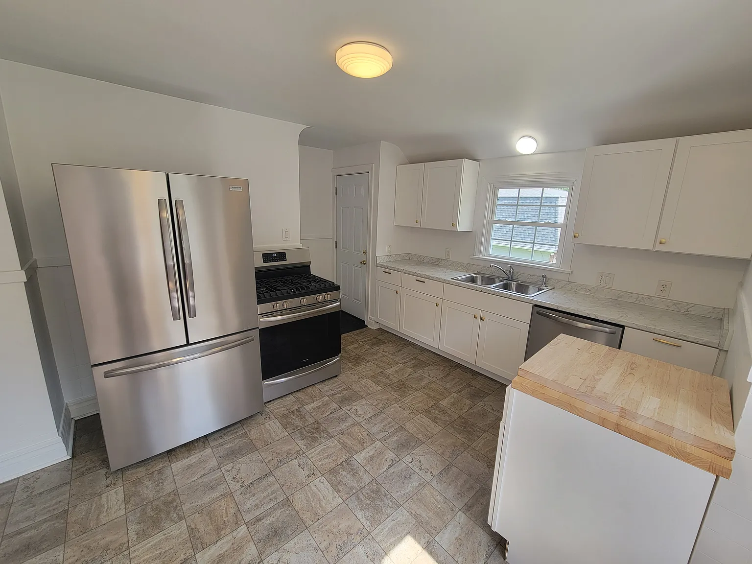 3 bed, 1153 sqft, $1,925 — Photo 3
