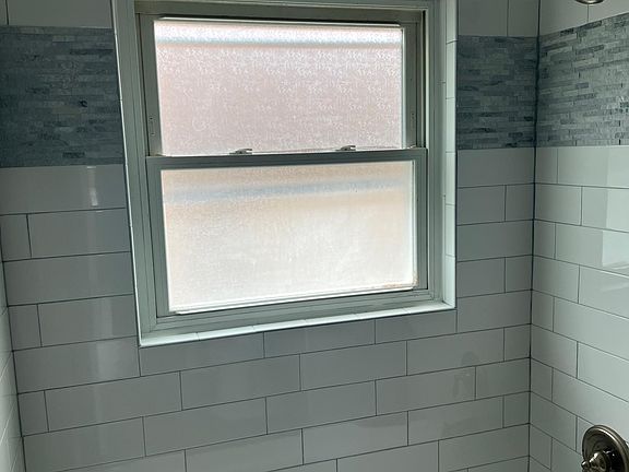 3rd image of 1050 W Touhy Ave #2