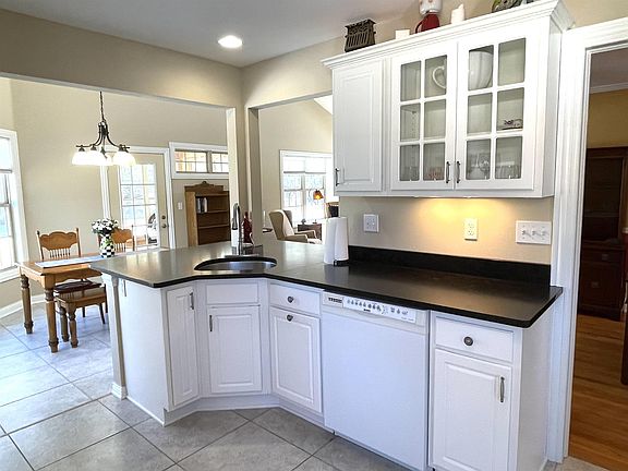 4th image of 519 Oak Knolls Ave