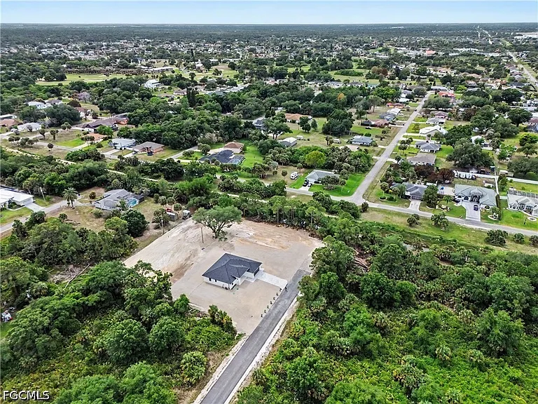402 Thompson Ave — Photo 4