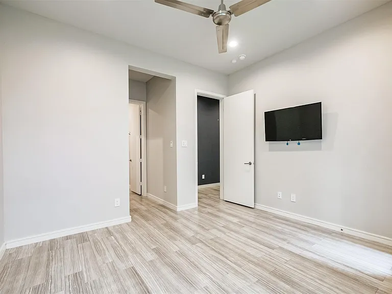 711 W Clay St — Photo 10