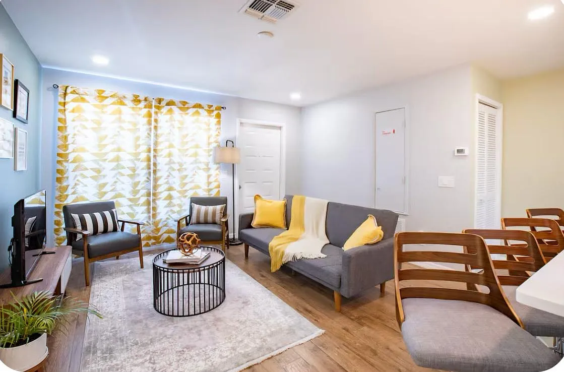 2 bed, 900 sqft, $2,400 — Photo 2