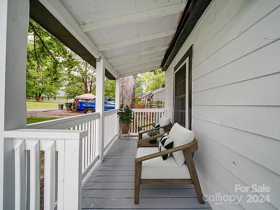 3rd image of 114 W Hilltop Cir