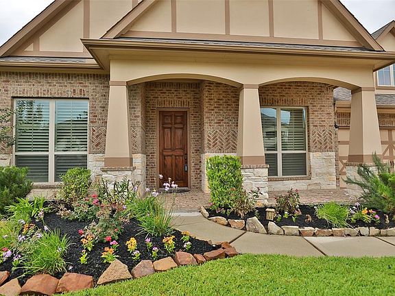 That perfect size one story is here...4 bedroom plus a study. And where you do find a 4 car garage!!