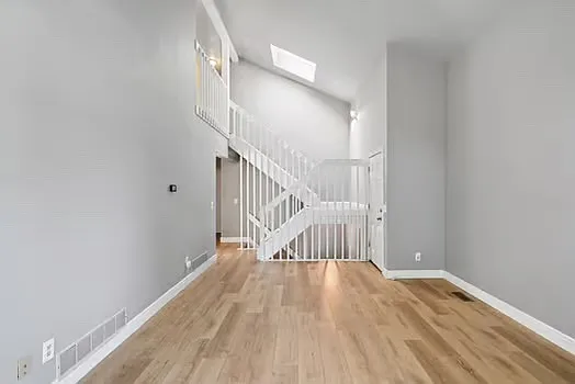3 bed, 3.5 bath, 2125 sqft, $3,400 — Photo 4