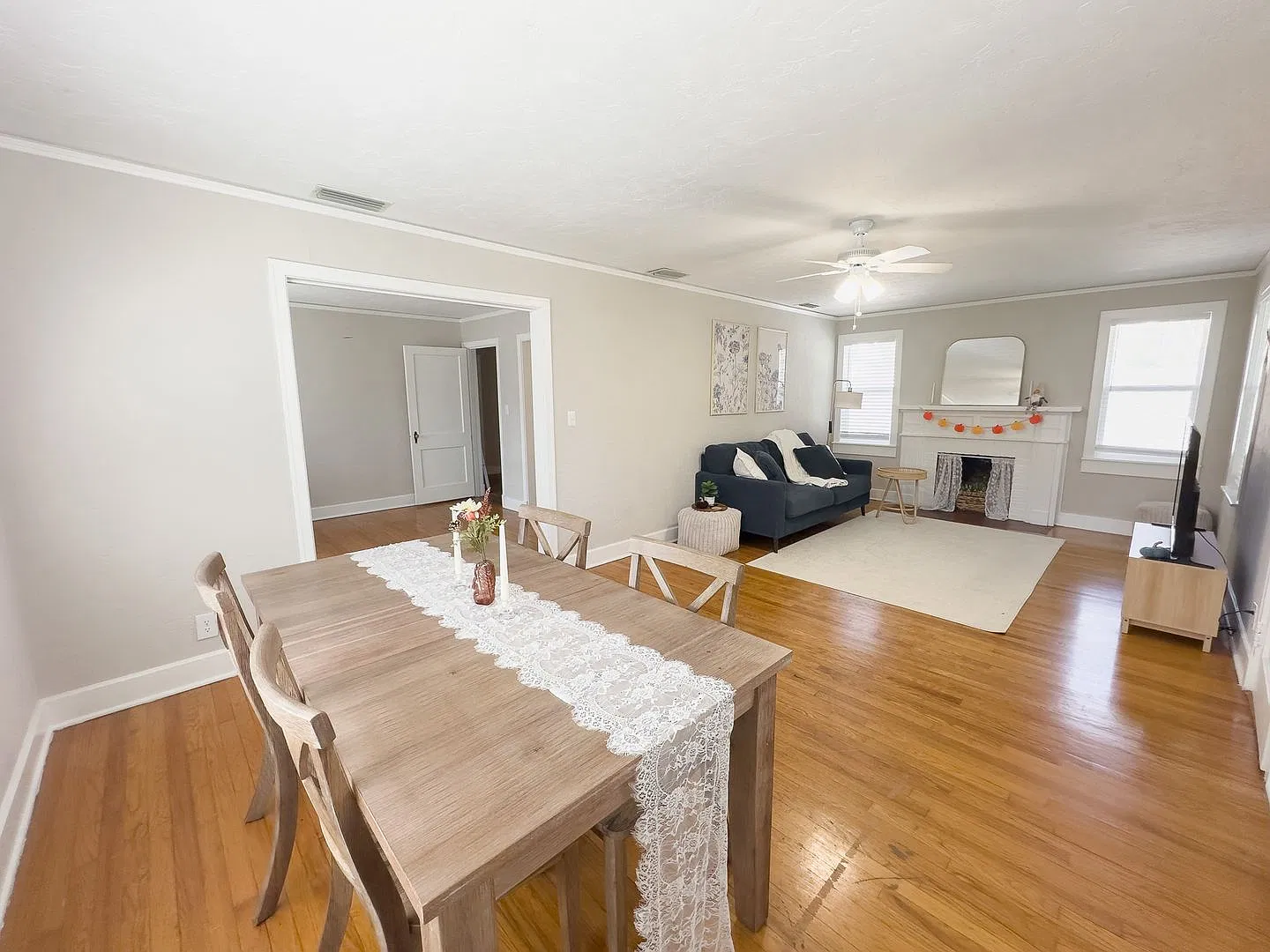Beautifully upgraded 2br apartment 1 block from sorority row - 1006 SW 8th Ave — Photo 2
