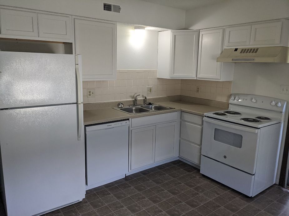1st image of 1008 NE Lindsay Ave
