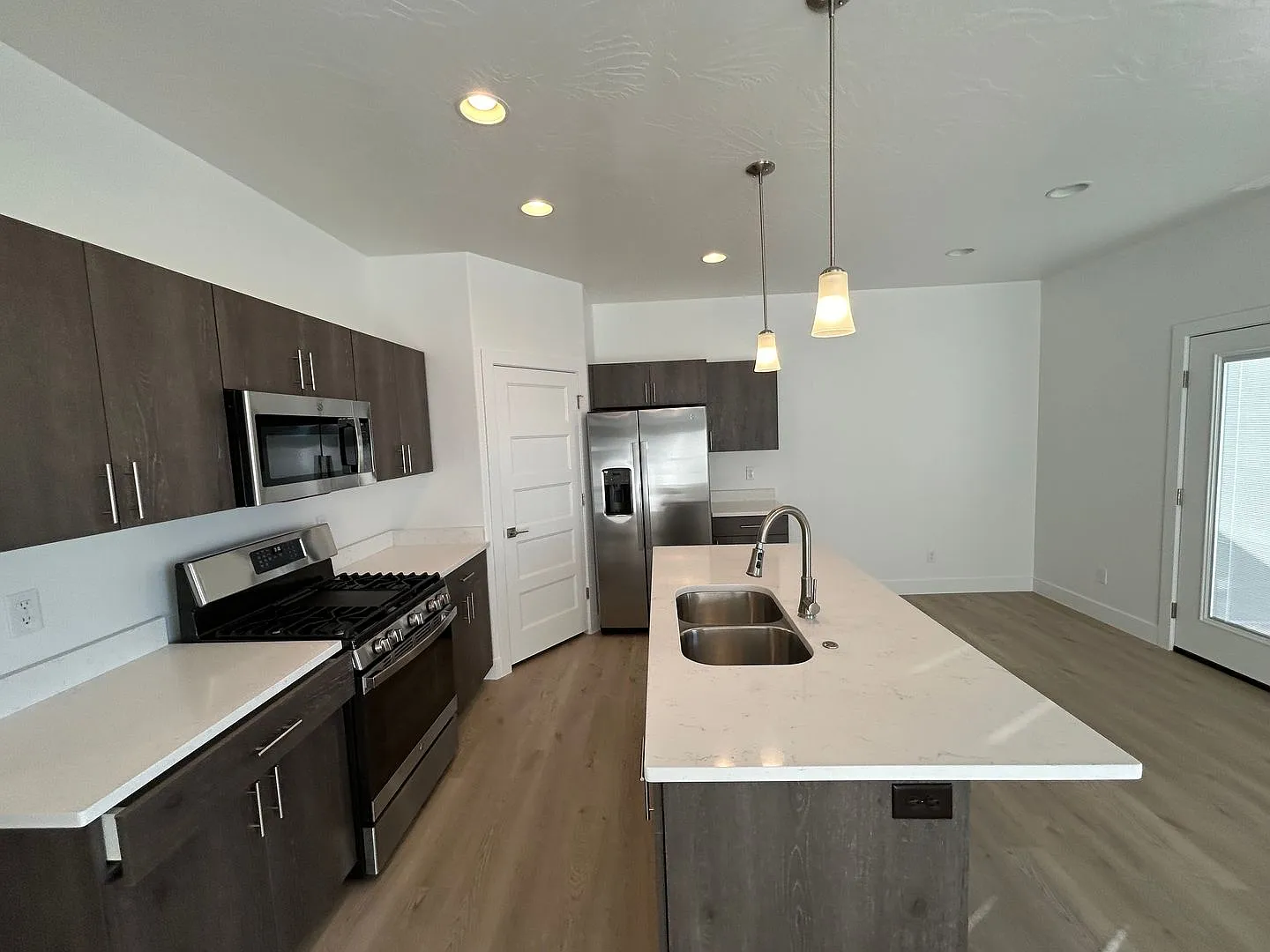 Newer 3 bed, 2.5 bath, 2 car garage townhome for rent — Photo 4
