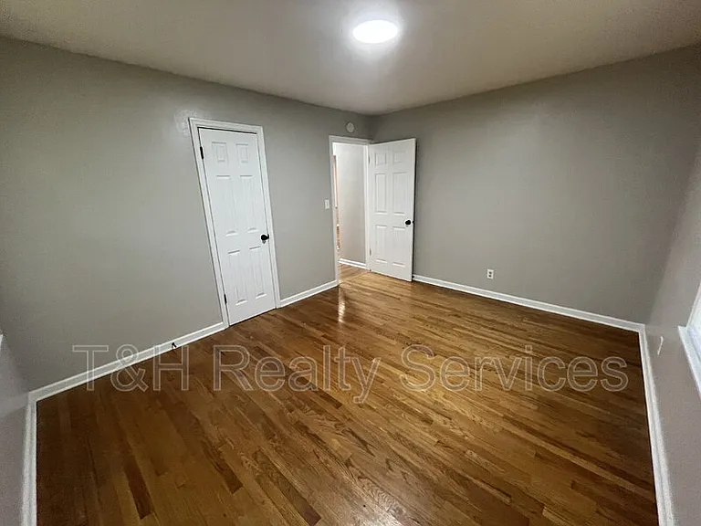 2700 W 11th St — Photo 15