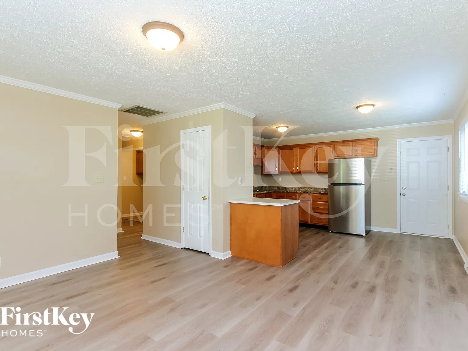 3 bed, 1.0 bath, 912 sqft, $1,790 — Photo 3