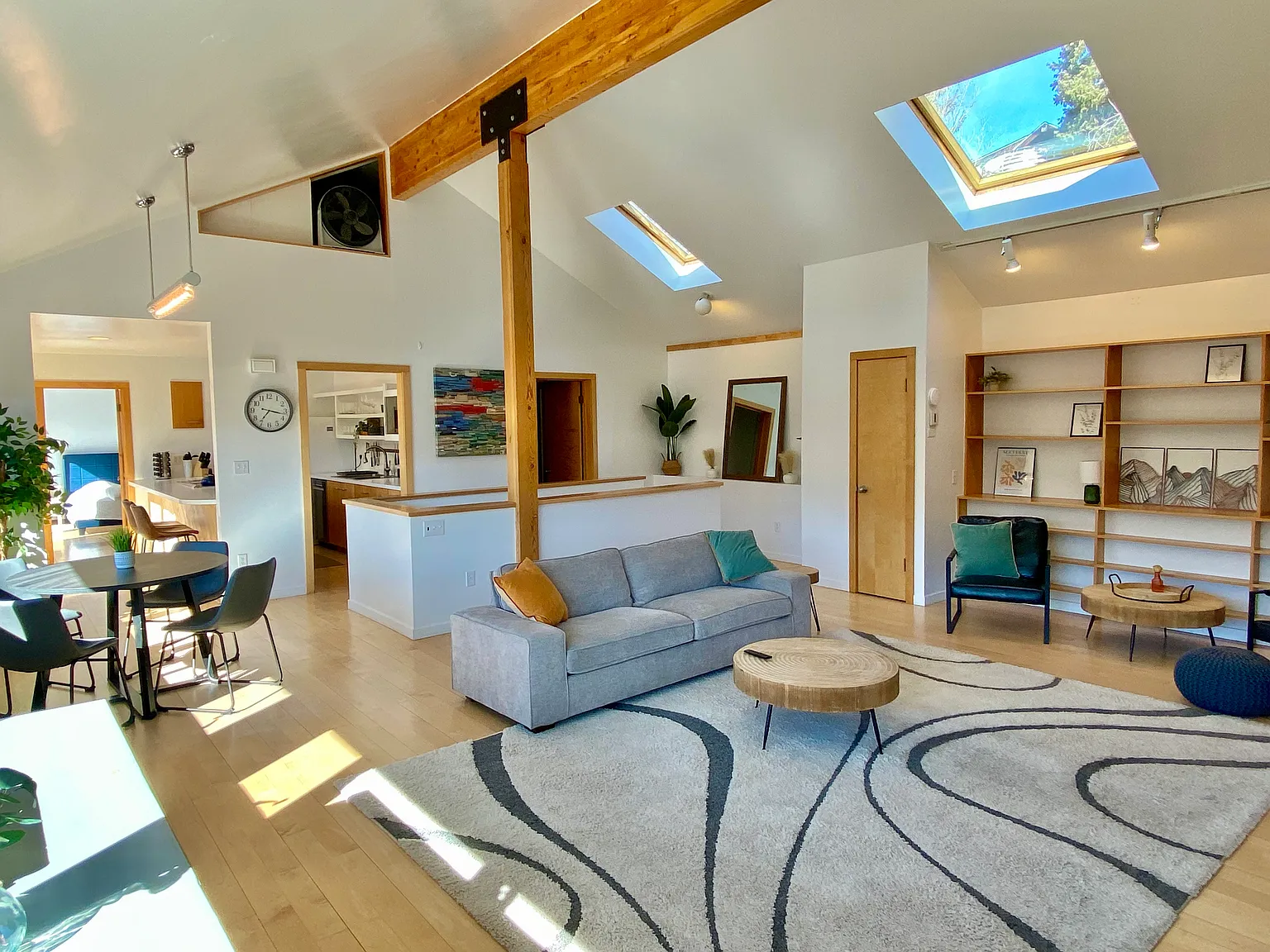 216 E Homestead Dr — Photo 3