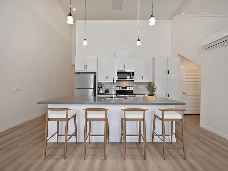 The Commodore Apartments — Photo 3