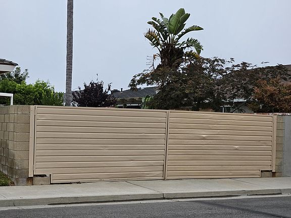 RV access large front and back yards