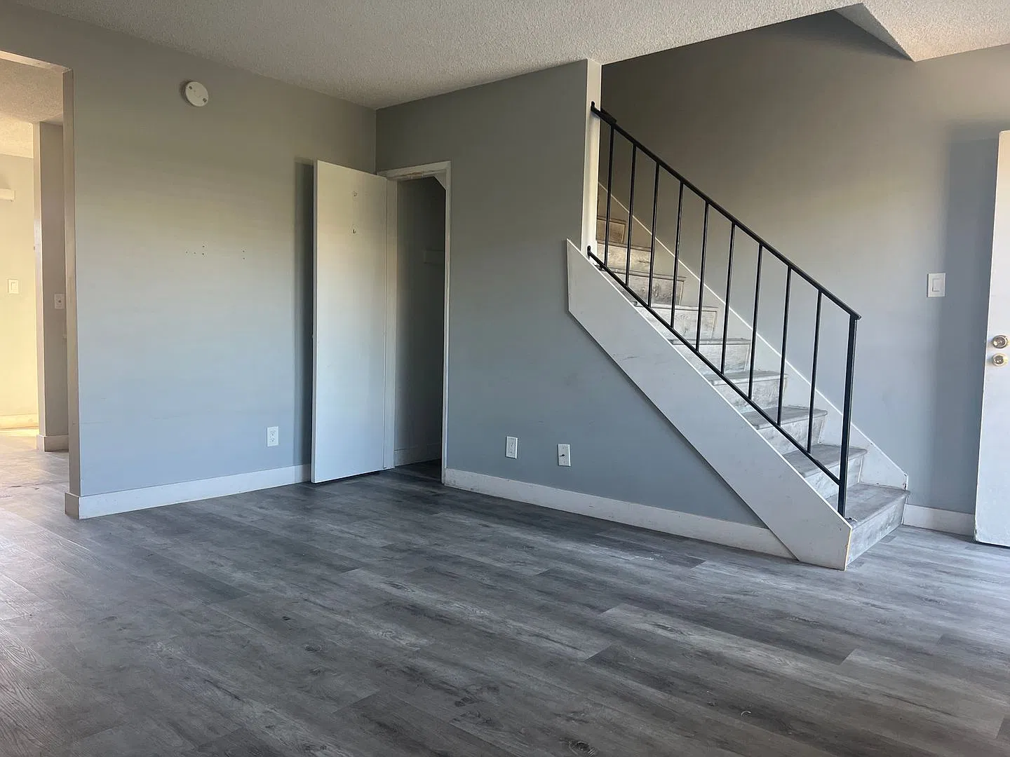 Beautiful 2 bedroom 1 1/2 bath town home located in Bellflower! — Photo 1