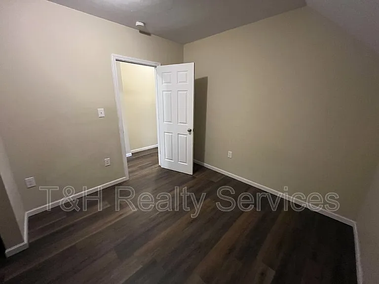 1551 W New York St — Photo 17