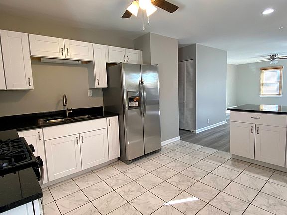 2nd image of 1021 Stratford Cir