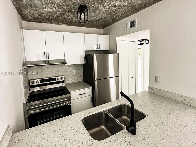 190 NW 69th St #6 — Photo 2