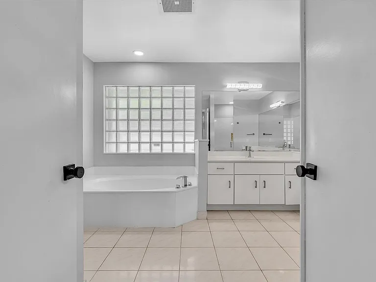 10434 NW 6th Ct — Photo 22