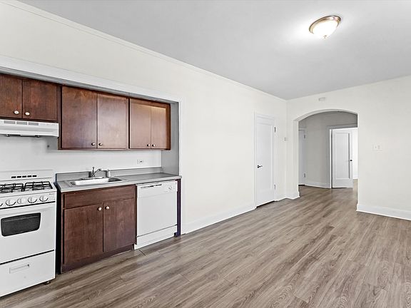 5th image of 2779 N Milwaukee Ave #202