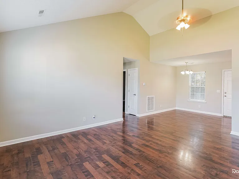 310 Reeves Ct — Photo 4