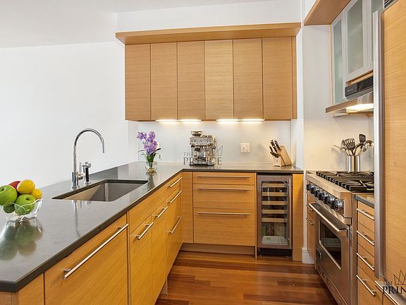 3rd image of 30 West St APT 33C