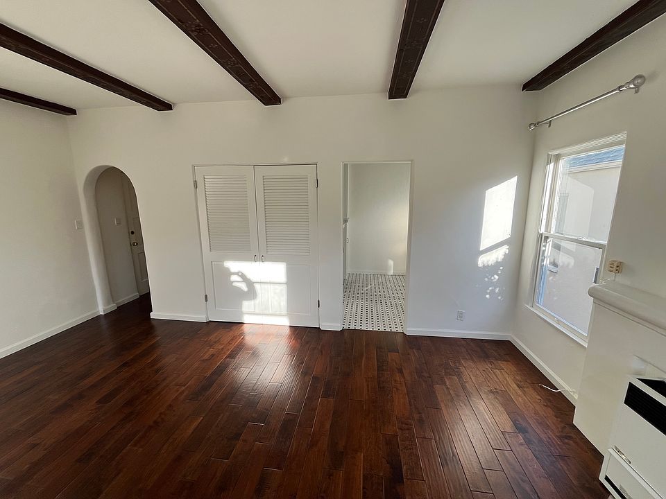 137 South Canon Drive,
Beverly Hills CA 90212
Apartment for Rent - Living Room