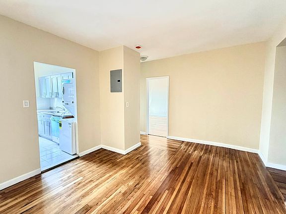 3rd image of 40-04 Bowne St #5