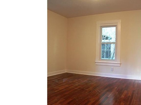 4th image of 813 SE 2nd Ct