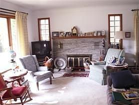 Living room w/fireplace