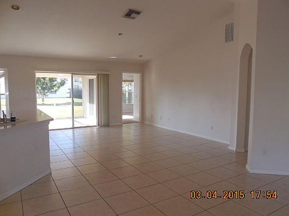 4th image of 343 SW Thornhill Drive