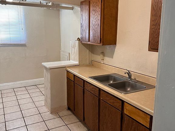 4th image of 833 Brown St APT 1