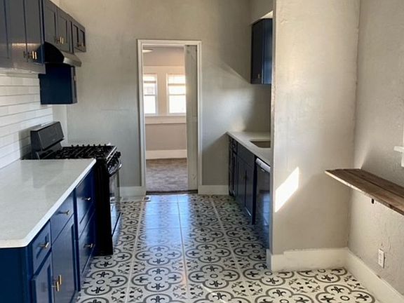 3rd image of 910 W Wade St