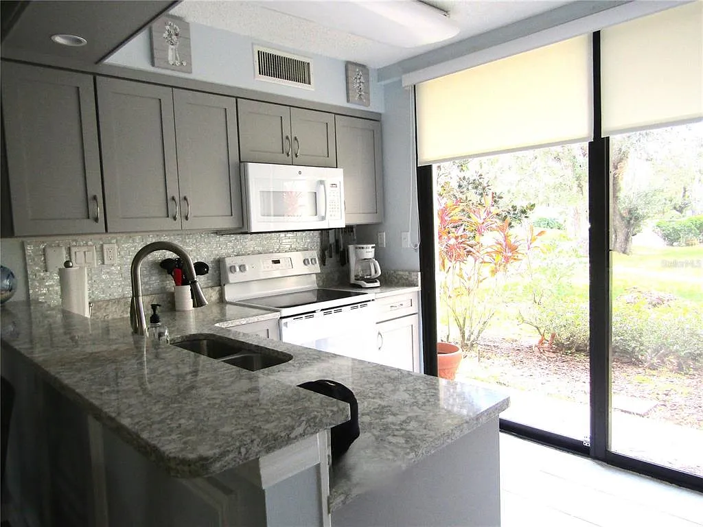 2 bed, 2.0 bath, 1024 sqft, $3,800 — Photo 4
