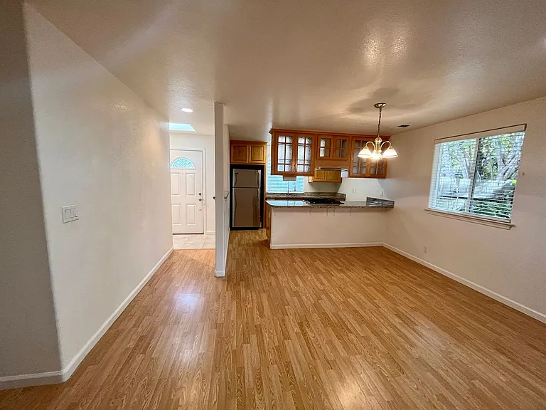 3062 Girard Ct — Photo 4