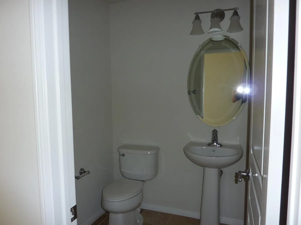 4 bed, 2027 sqft, $2,750 — Photo 2