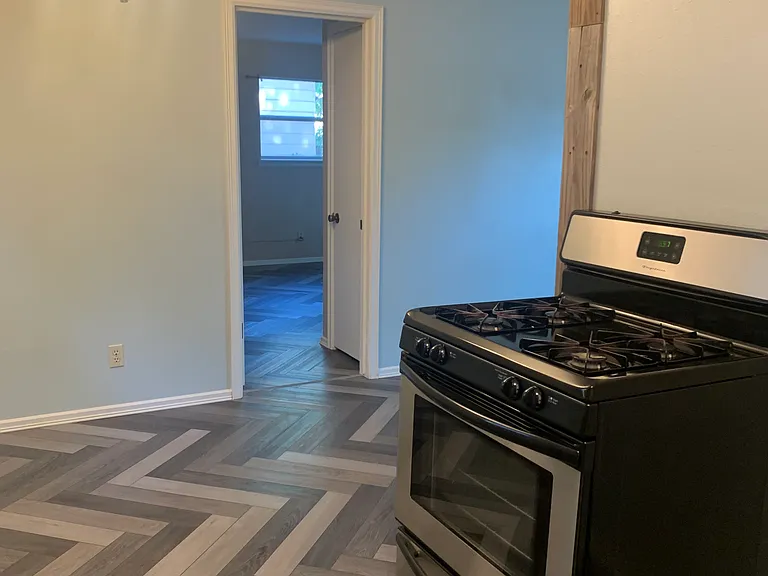919 W 24th Pl — Photo 5